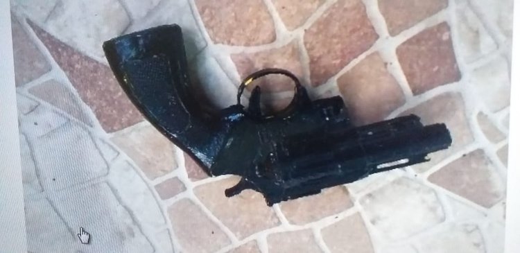 Arma de brinquedo foi usada durante assalto.
