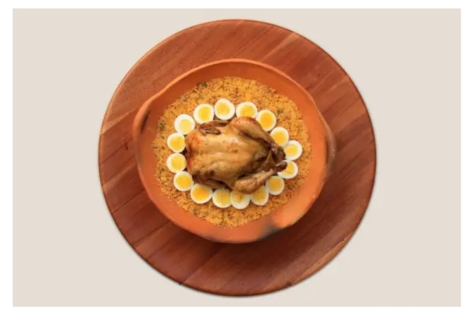 Frango ao mel com farofa de cebola e bacon