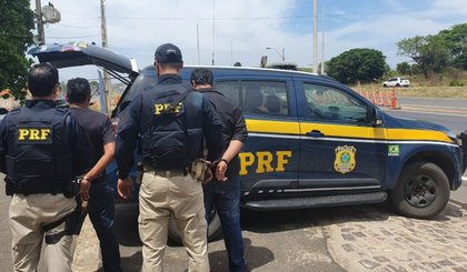 Homens são presos pela PRF com veículo roubado. (Foto: Divulgação/PRF) Homens são presos pela PRF com veículo roubado. (Foto: Divulgação/PRF)