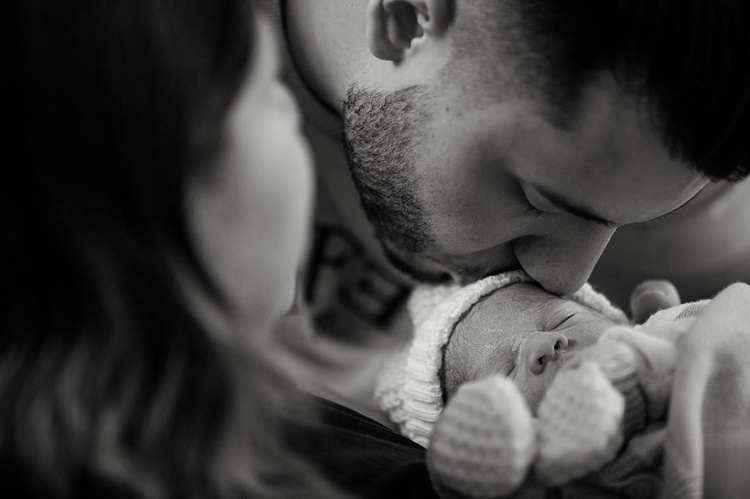 Marília Mendonça dá a luz ao seu primeiro filho, chamado Léo.