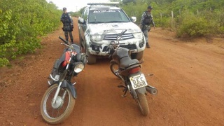 Motos e outros objetos foram abandonados durante a fuga dos suspeitos.