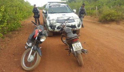 Motos e outros objetos foram abandonados durante a fuga dos suspeitos. (Foto: Divulgação/Polícia Militar) Motos e outros objetos foram abandonados durante a fuga dos suspeitos. (Foto: Divulgação/Polícia Militar)