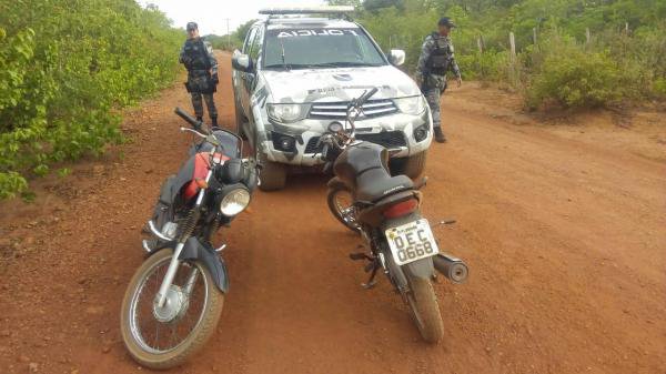 Motos e outros objetos foram abandonados durante a fuga dos suspeitos.