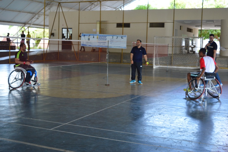Pessoas com deficiência também tem a oportunidade de praticar esportes.