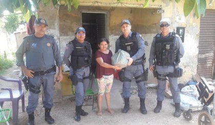 Polícia Milita entrega cestas básicas para famílias carentes de Barão de Grajaú. (Foto: Divulgação) Polícia Milita entrega cestas básicas para famílias carentes de Barão de Grajaú. (Foto: Divulgação)