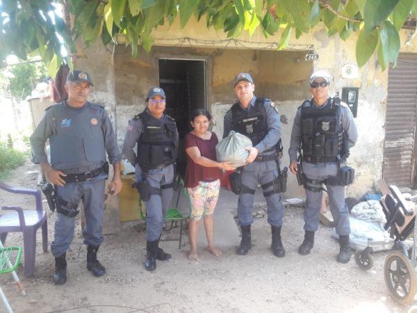 Polícia Milita entrega cestas básicas para famílias carentes de Barão de Grajaú.