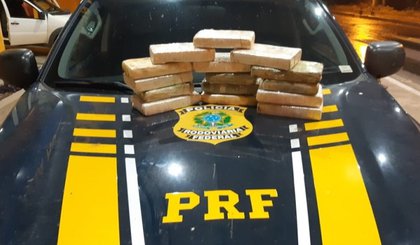 PRF apreende 15 kg de cocaína que seriam levados para Fortaleza. (Foto: PRF/Divulgação) PRF apreende 15 kg de cocaína que seriam levados para Fortaleza. (Foto: PRF/Divulgação)