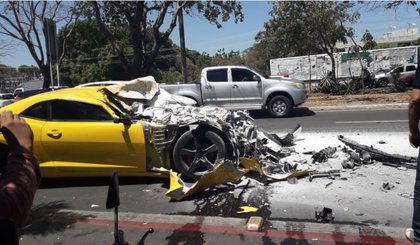 A parte dianteira do carro ficou totalmente destruída (Foto: Reprodução)
