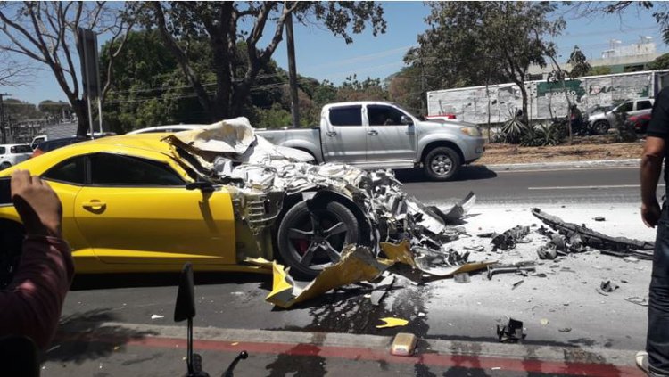 A parte dianteira do carro ficou totalmente destruída