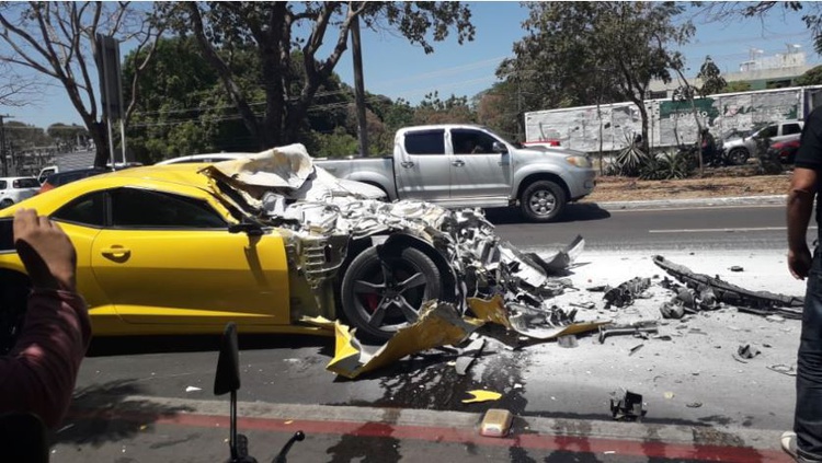 A parte dianteira do carro ficou totalmente destruída