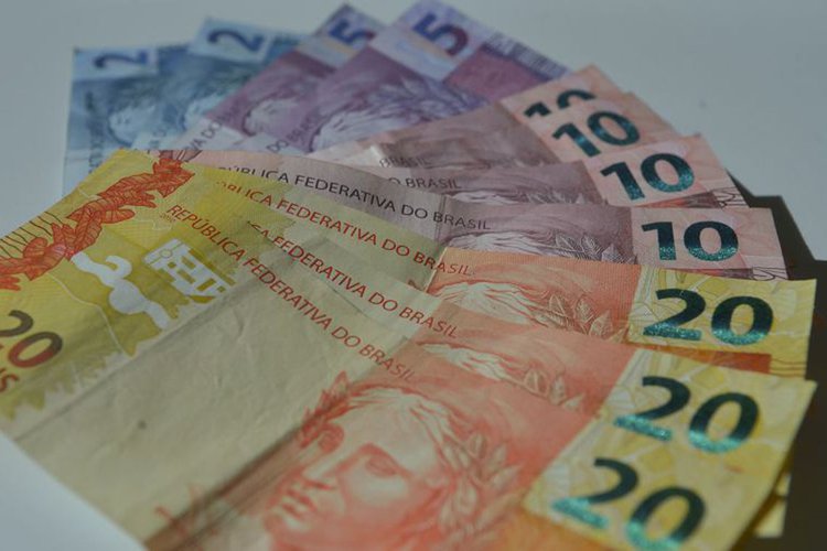 O salário vai passar de R$ 1 mil pela primeira vez na história