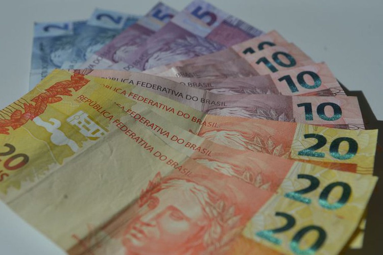 O salário vai passar de R$ 1 mil pela primeira vez na história