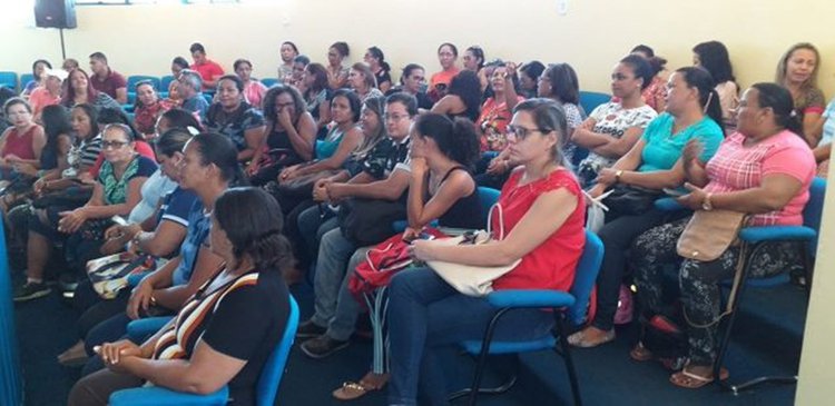 Professores paralisaram as atividades nesta quarta-feira (14)