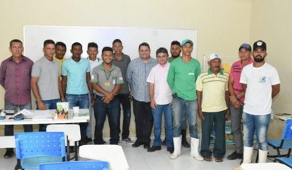 12 alunos se reuniram para participar da aula e receber o material didático (Foto: Reprodução) 12 alunos se reuniram para participar da aula e receber o material didático (Foto: Reprodução)