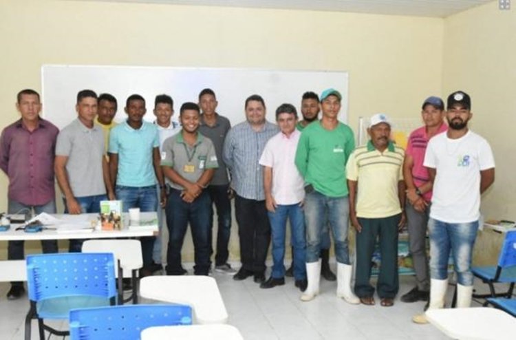 12 alunos se reuniram para participar da aula e receber o material didático
