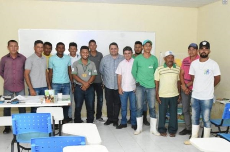 12 alunos se reuniram para participar da aula e receber o material didático