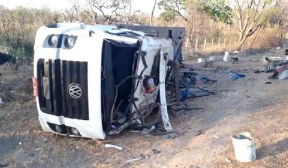 A carreta tombou na zona rural da cidade (Foto: Reprodução/WhatsApp)