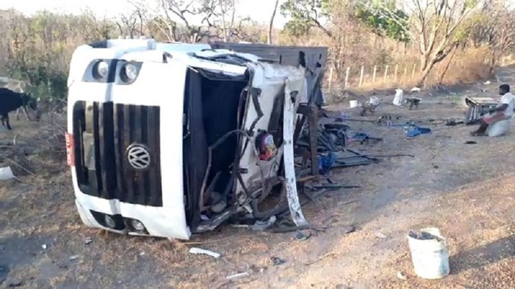 A carreta tombou na zona rural da cidade