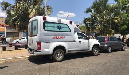Ambulância estava com placa adulterada e sem registro no Detran (Foto: Reprodução)