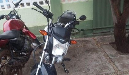 Motocicleta encontrada pela polícia (Foto: Reprodução)