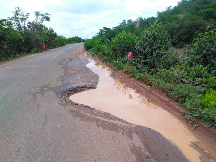 A rodovia possui diversos trechos com buracos, aumentando o risco de acidentes.