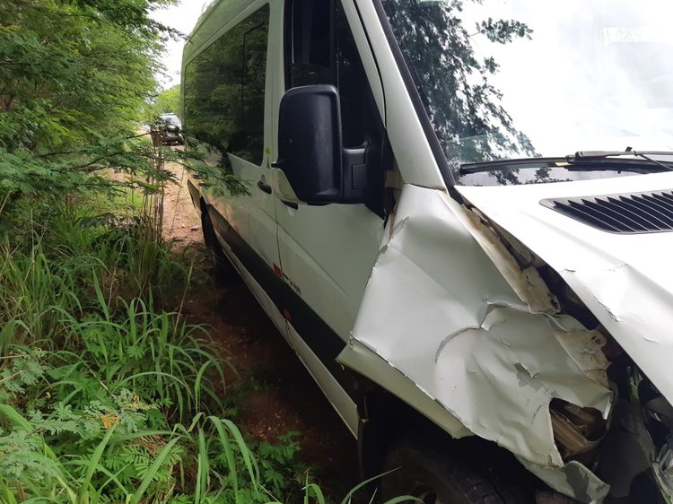 Acidente entre van e moto causa morte de uma mulher.