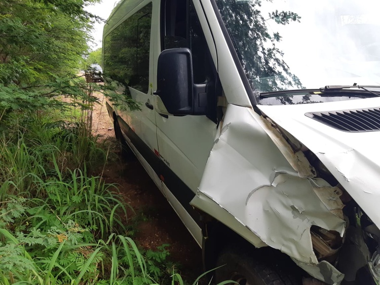 Acidente entre van e moto causa morte de uma mulher.