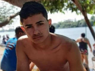 Ackson dos Reis Gomes, de 18 anos, foi atingido por dois tiros.