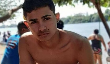 Ackson dos Reis Gomes, de 18 anos, foi atingido por dois tiros. (Foto: Divulgação)
