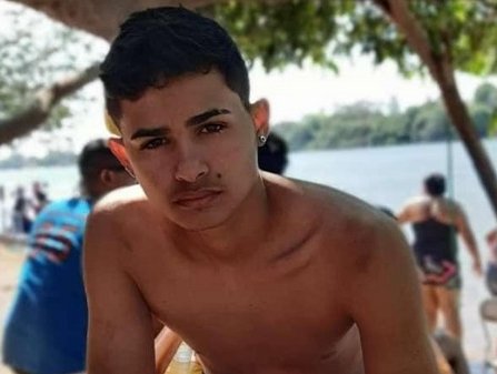 Ackson dos Reis Gomes, de 18 anos, foi atingido por dois tiros.