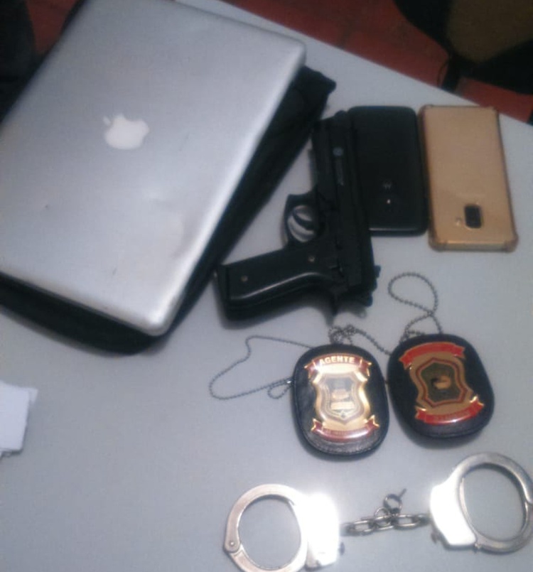 Além do veículo roubado, outros objetos foram apreendidos com a dupla.
