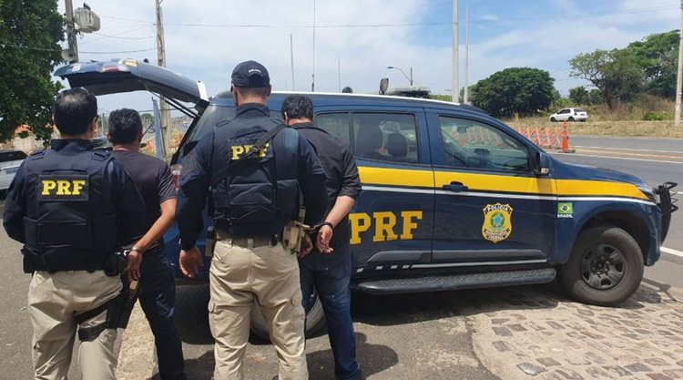 Homens são presos pela PRF com veículo roubado.