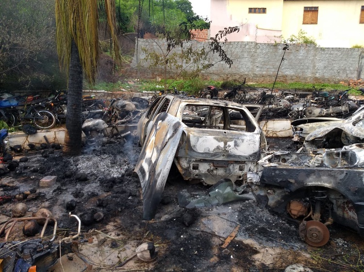 Incêndio atinge pátio da antiga sede da Polícia Civil, em Picos.