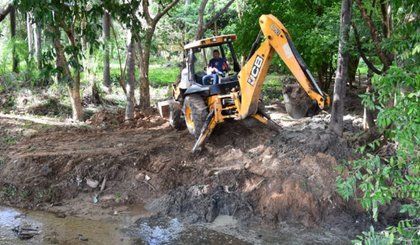 Limpeza está sendo feita para desobstruir passagens de água. (Foto: Prefeitura de Floriano/Divulgação)