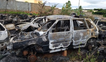 Local era usado como "cemitério" para veículos apreendidos. (Foto: Antônio Rocha/TV Clube)