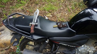 Moto e objetos foram apreendidos pela PM.