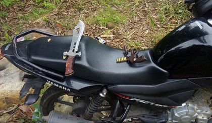 Moto e objetos foram apreendidos pela PM. (Foto: Divulgação)