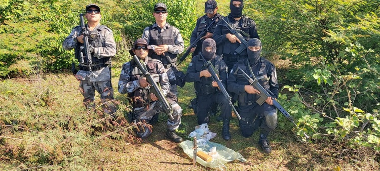 Operação apreendeu drogas, dinheiro e prendeu dois suspeitos.