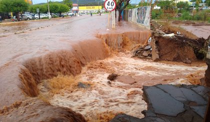 Parte da Avenida Getúlio Vargas desabou por causa do volume da chuva. (Foto: Reprodução WhatsApp)