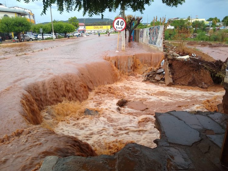 Parte da Avenida Getúlio Vargas desabou por causa do volume da chuva.