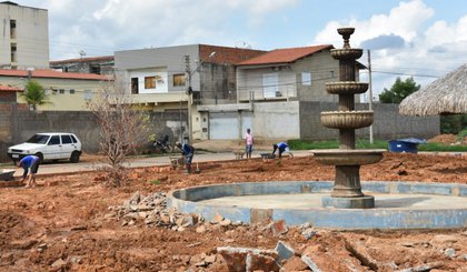 Praça Dirceu Arcoverde, em Picos, está sendo revitalizada. (Foto: Prefeitura de Picos/Divulgação)