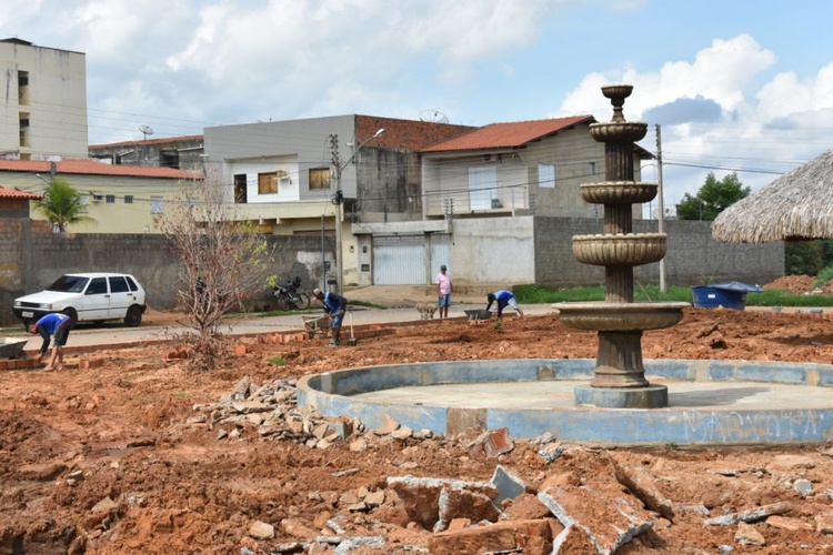 Praça Dirceu Arcoverde, em Picos, está sendo revitalizada.