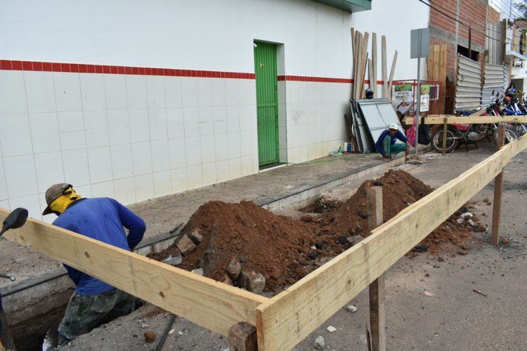 Prefeitura de Picos inicia obras de duas paradas de ônibus climatizadas.