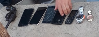 Arma e celulares foram apreendidos com suspeito.