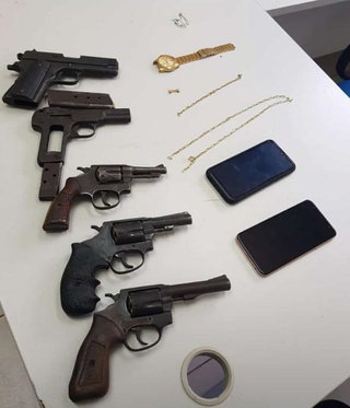 Armas foram apreendidas com suspeitos que foram presos.