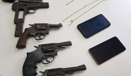 Armas foram apreendidas com suspeitos que foram presos. (Foto: Polícia Civil/Divulgação)
