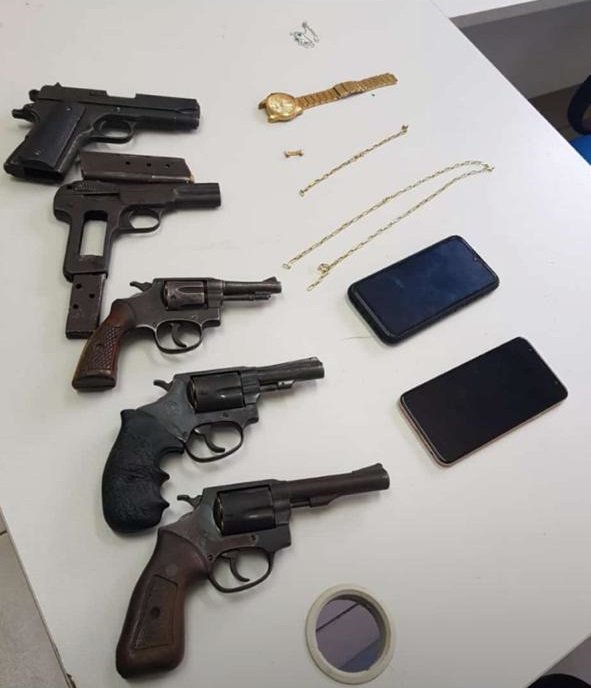 Armas foram apreendidas com suspeitos que foram presos.