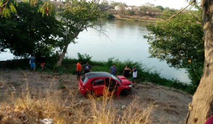 Carro quase para dentro do Rio Parnaíba após acidente. (Foto: Piauí Notícias)