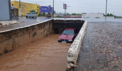 Chuva arrastou carro para dentro de galeria em Oeiras. (Foto: Prefeitura de Oeiras)