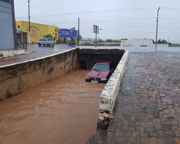 Chuva arrastou carro para dentro de galeria em Oeiras.